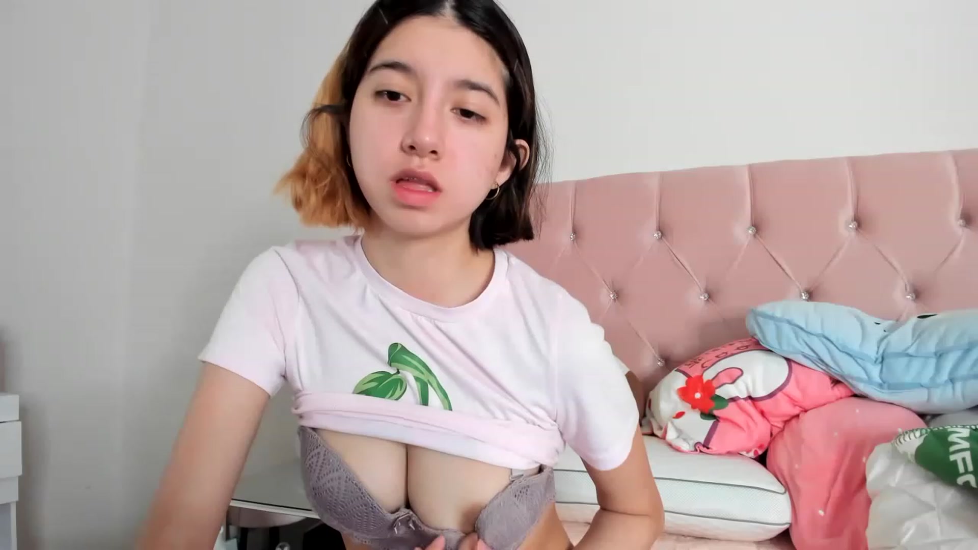 Gallery image thumbnail from Cherrycute666's myfreecams stream on, 11/15/2022, 24:34 image 5 of 20