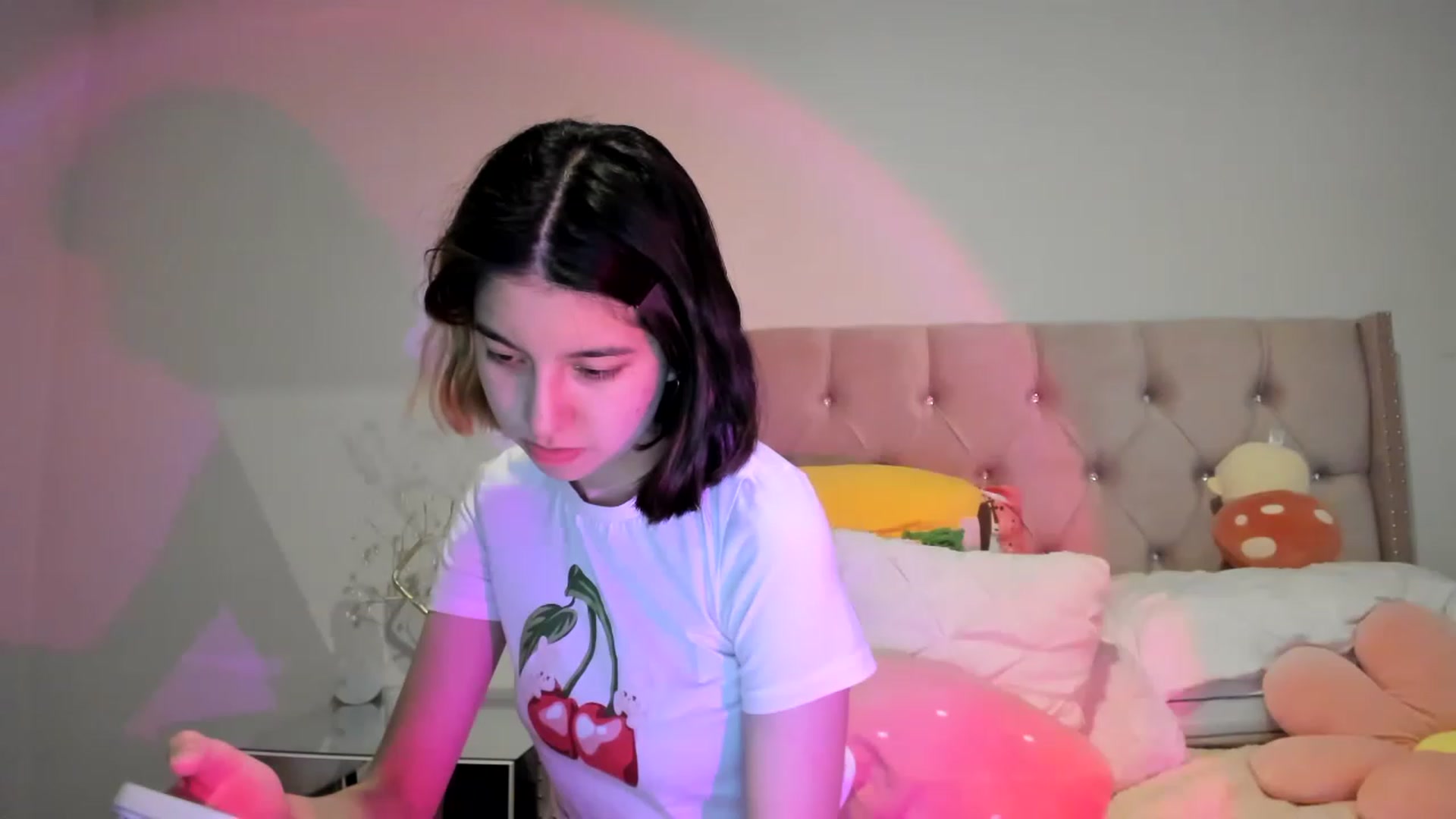 Gallery image thumbnail from Cherrycute666's myfreecams stream on, 11/15/2022, 11:48 image 16 of 20