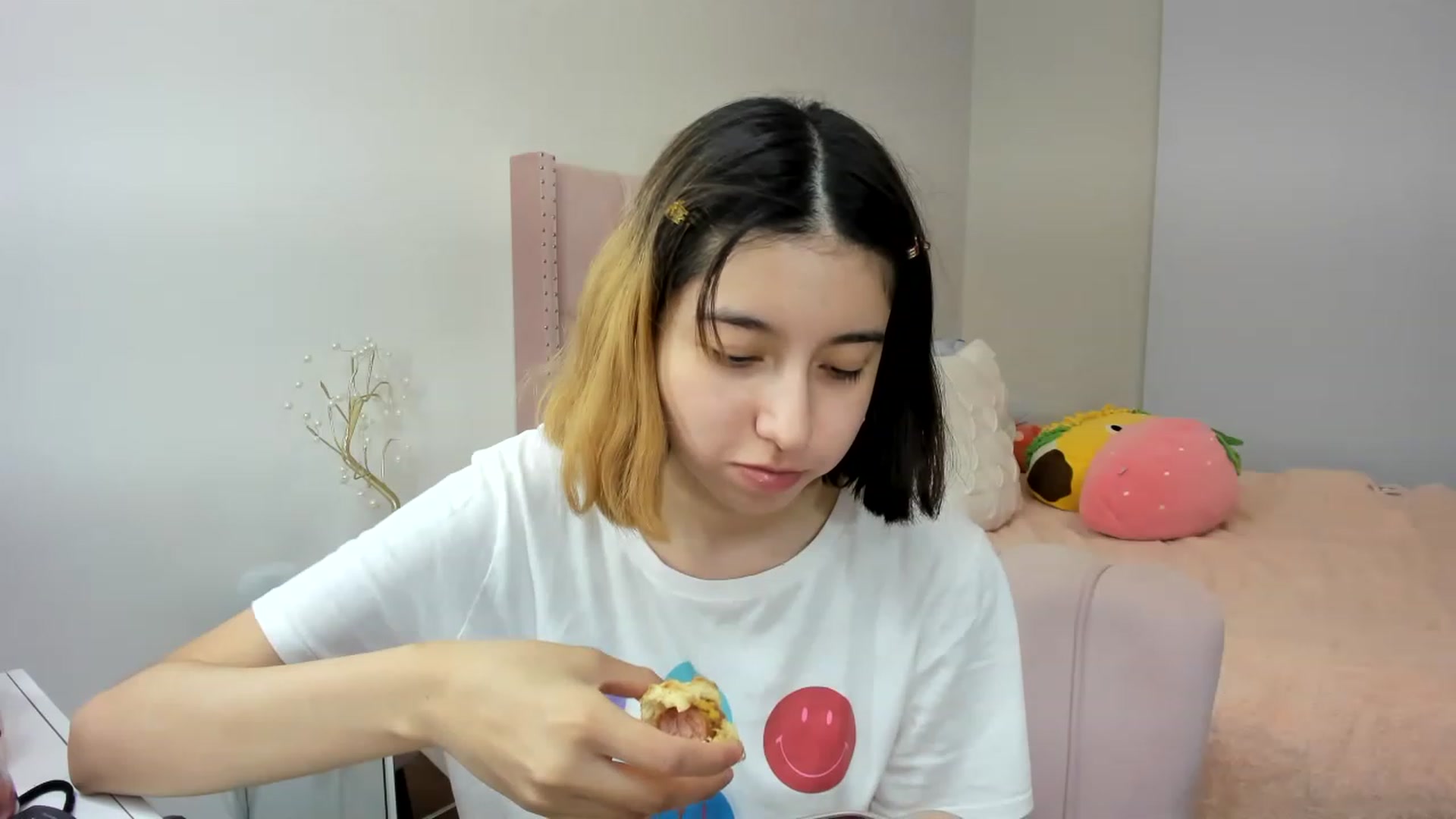 Gallery image thumbnail from Cherrycute666's myfreecams stream on, 11/17/2022, 05:43 image 15 of 20