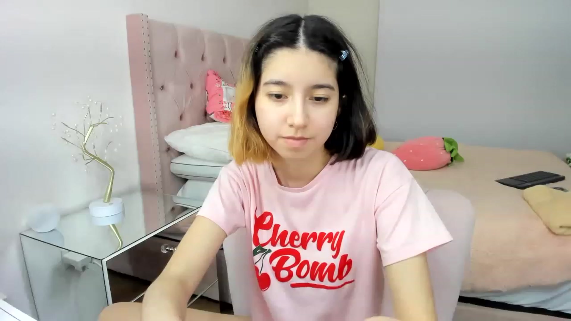 Gallery image thumbnail from Cherrycute666's myfreecams stream on, 11/18/2022, 12:37 image 2 of 20