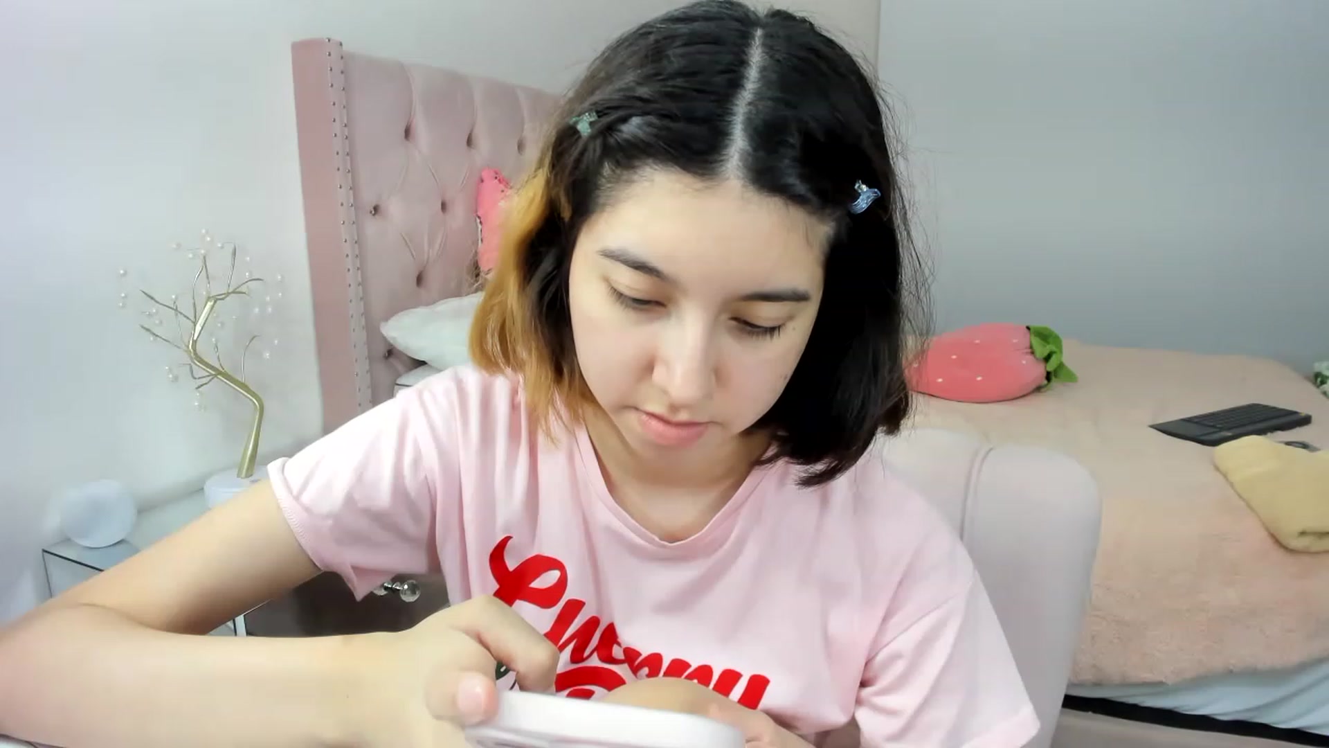 Gallery image thumbnail from Cherrycute666's myfreecams stream on, 11/18/2022, 12:37 image 15 of 20