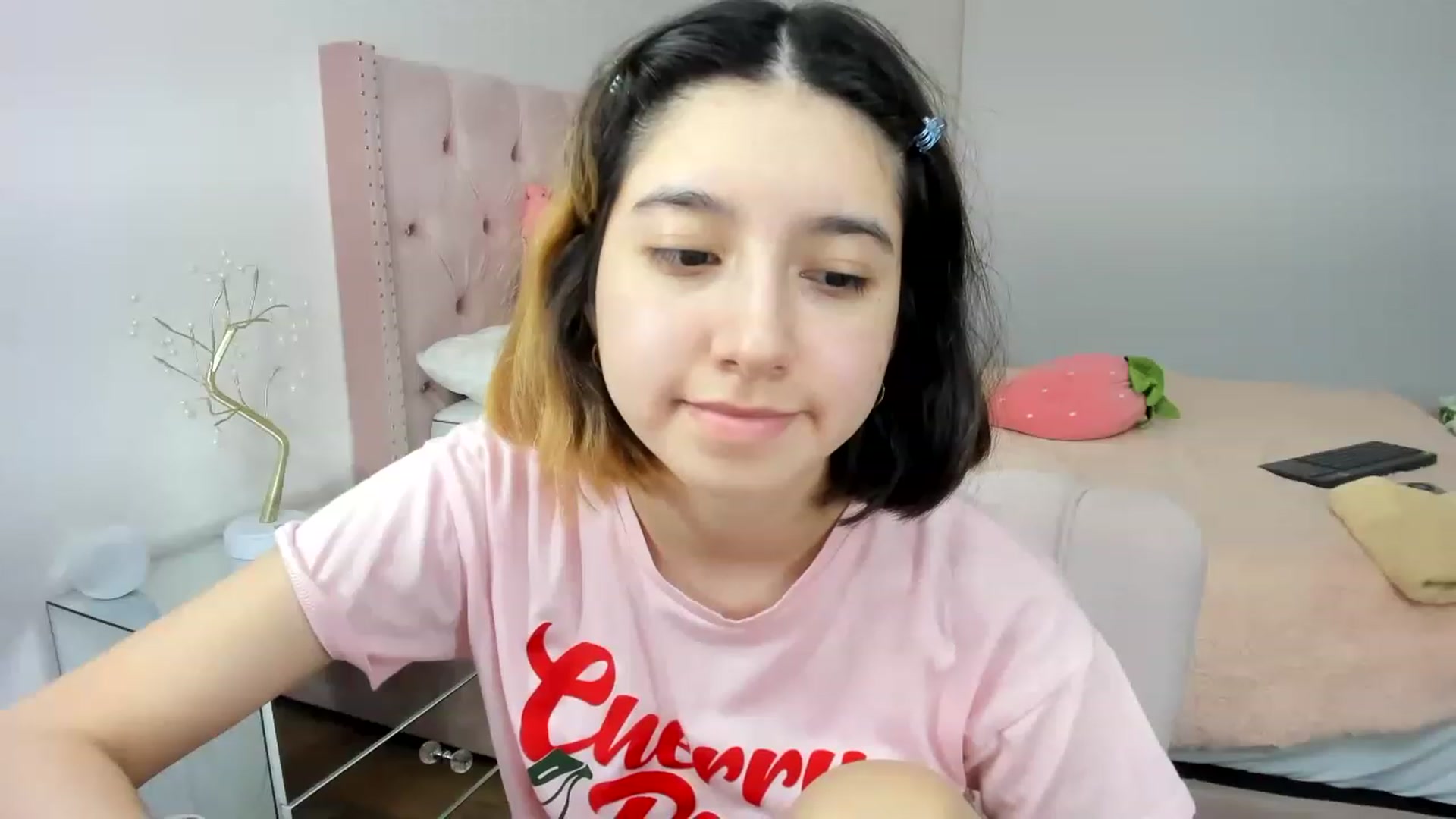 Gallery image thumbnail from Cherrycute666's myfreecams stream on, 11/18/2022, 12:37 image 13 of 20