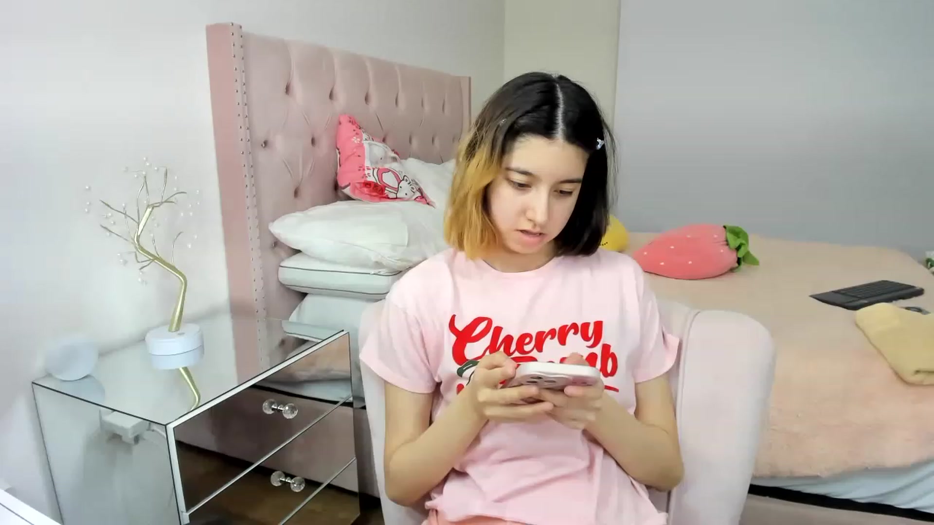 Gallery image thumbnail from Cherrycute666's myfreecams stream on, 11/18/2022, 12:37 image 3 of 20