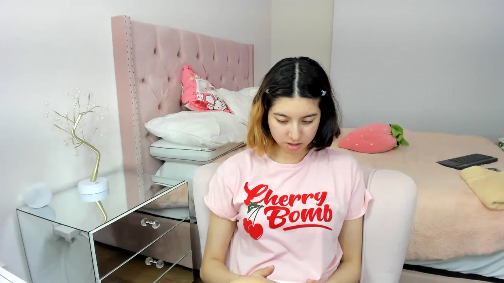 Gallery image thumbnail from Cherrycute666's myfreecams stream on, 11/18/2022, 12:37 image 16 of 20
