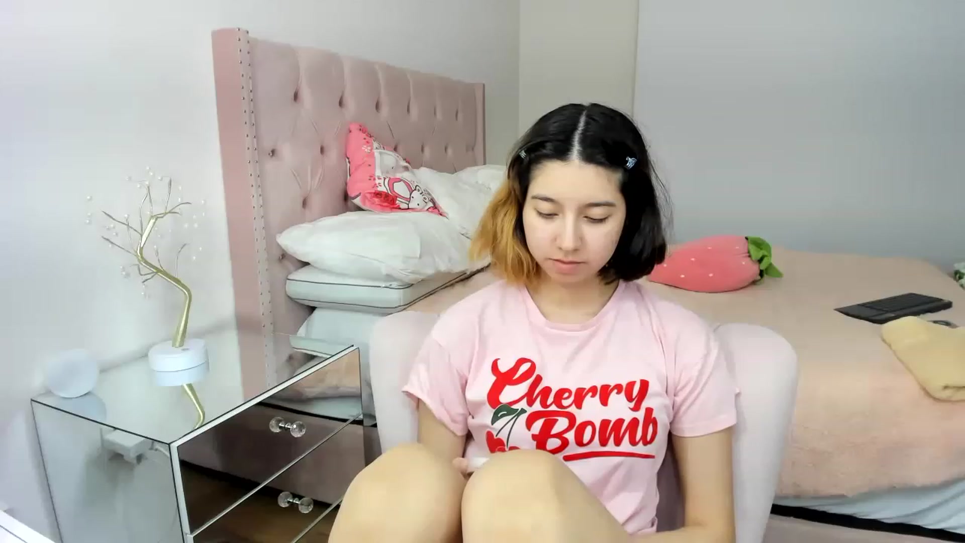 Gallery image thumbnail from Cherrycute666's myfreecams stream on, 11/18/2022, 12:37 image 10 of 20