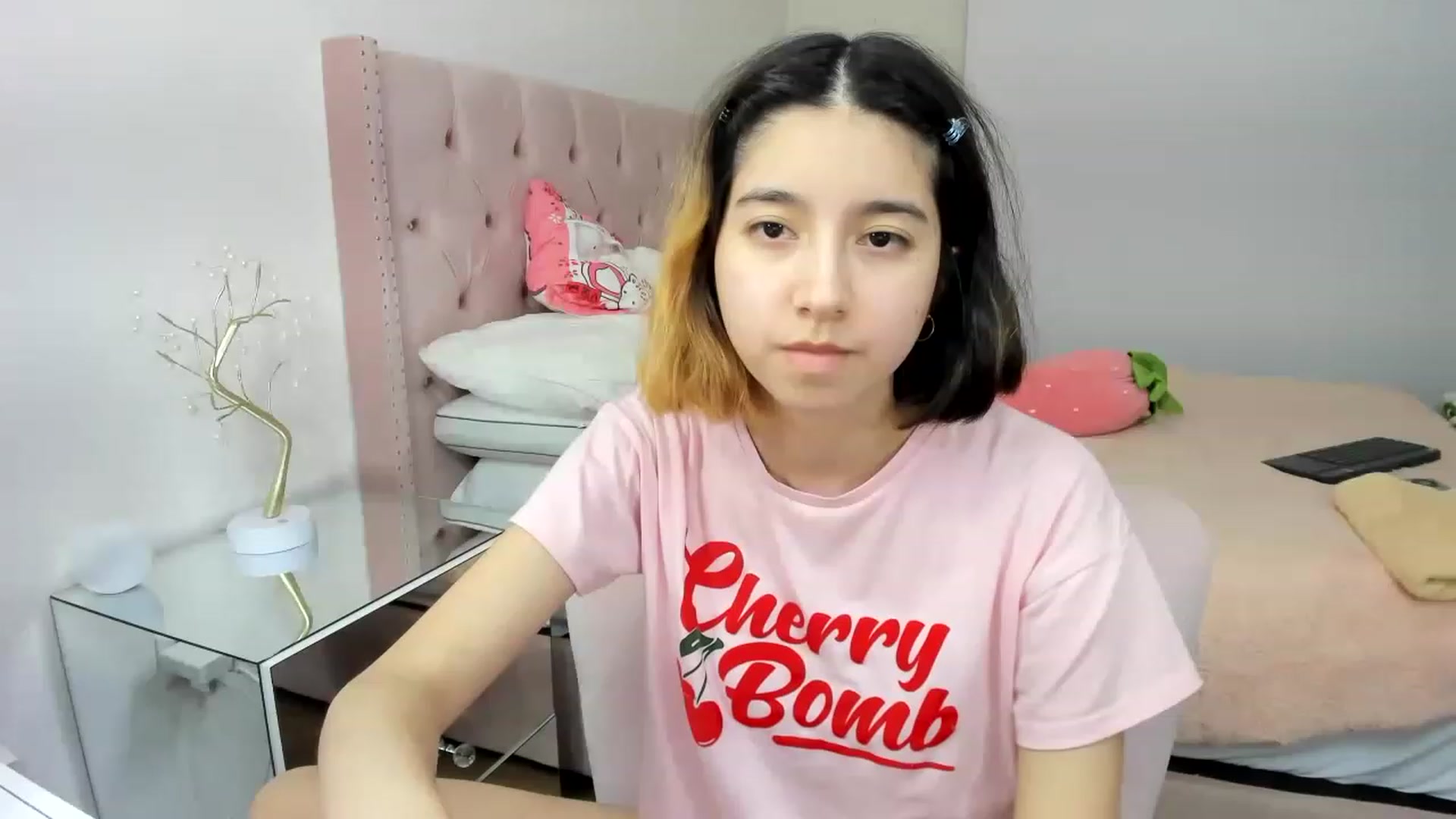Gallery image thumbnail from Cherrycute666's myfreecams stream on, 11/18/2022, 12:37 image 1 of 20