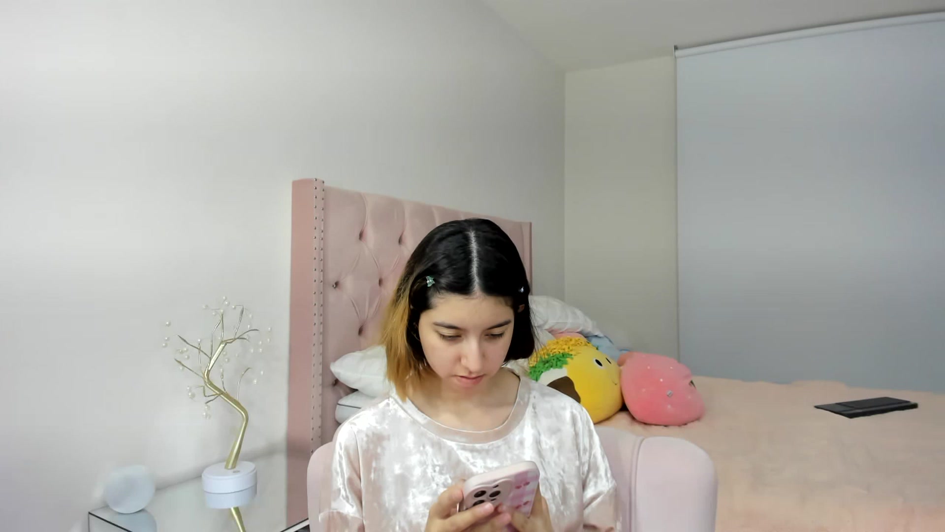 Gallery image thumbnail from Cherrycute666's myfreecams stream on, 11/19/2022, 24:22 image 2 of 20