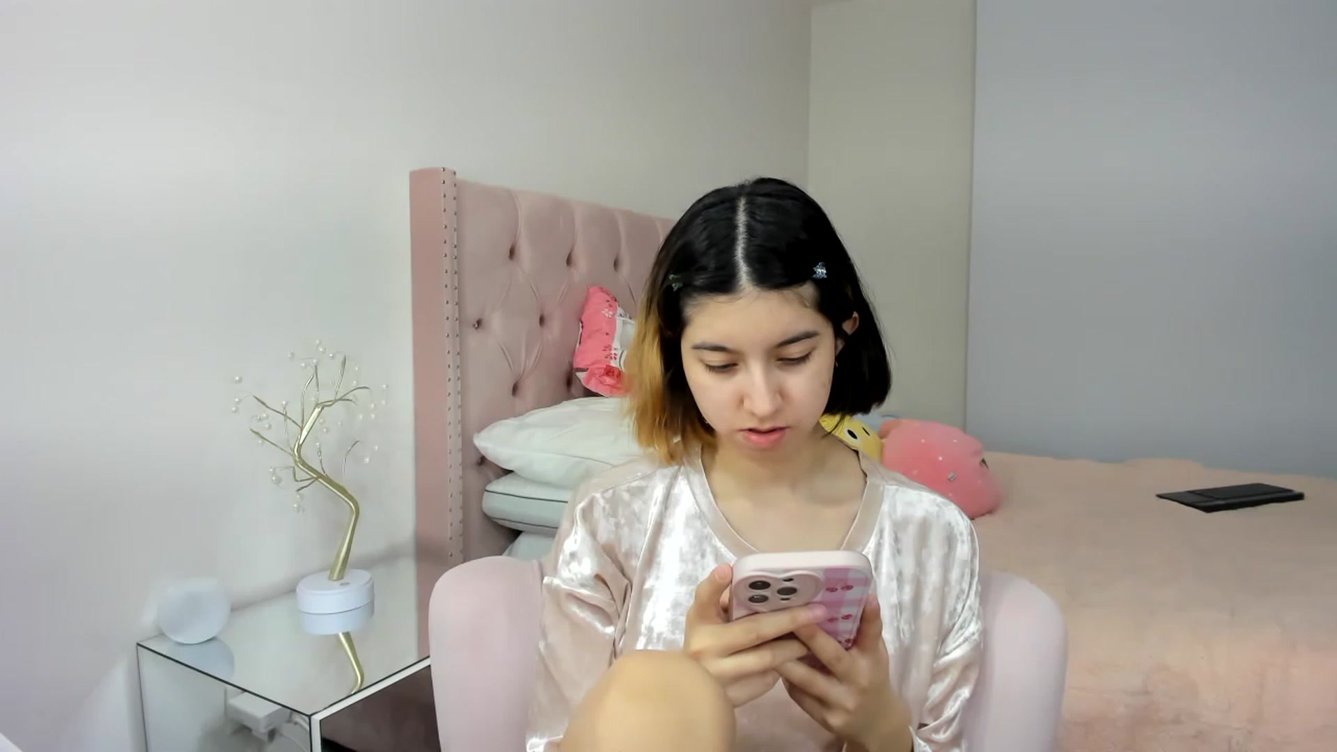 Gallery image thumbnail from Cherrycute666's myfreecams stream on, 11/19/2022, 24:22 image 14 of 20