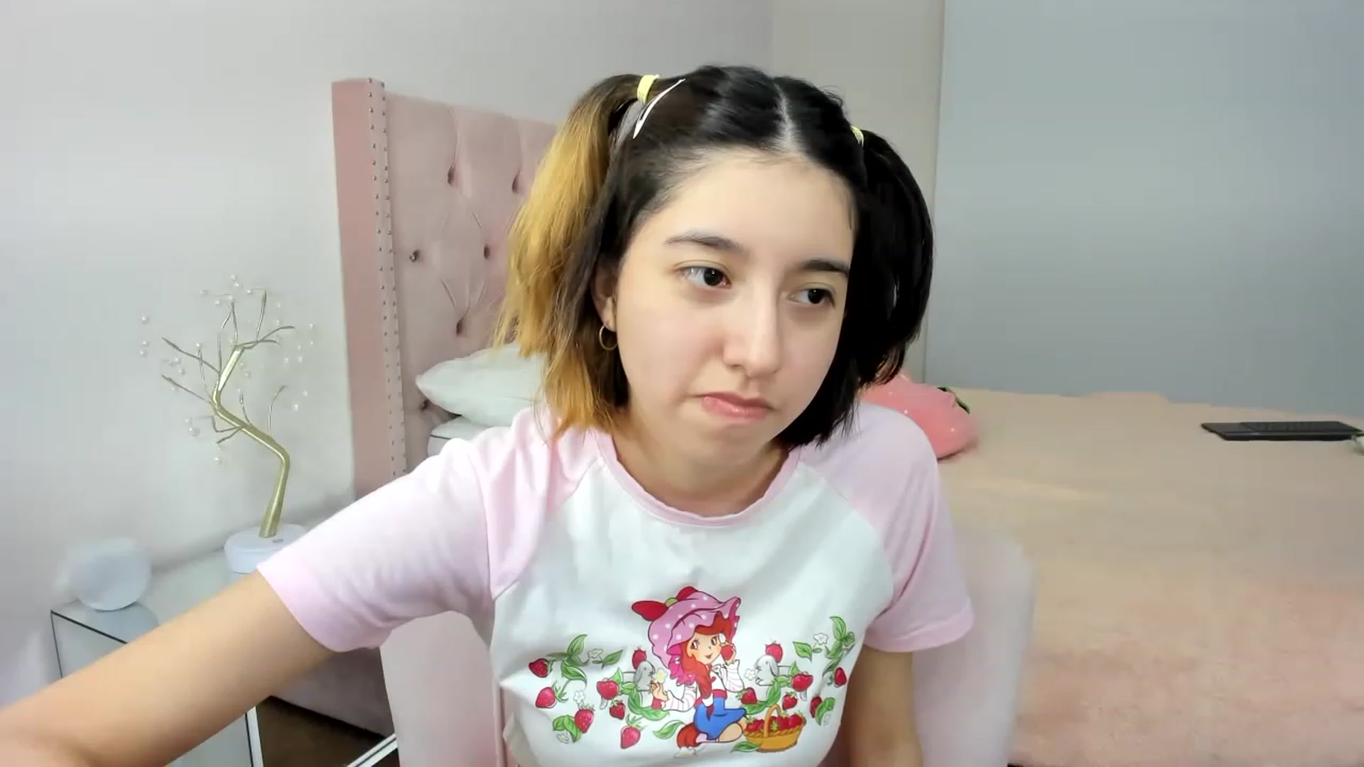 Gallery image thumbnail from Cherrycute666's myfreecams stream on, 11/19/2022, 03:30 image 12 of 20