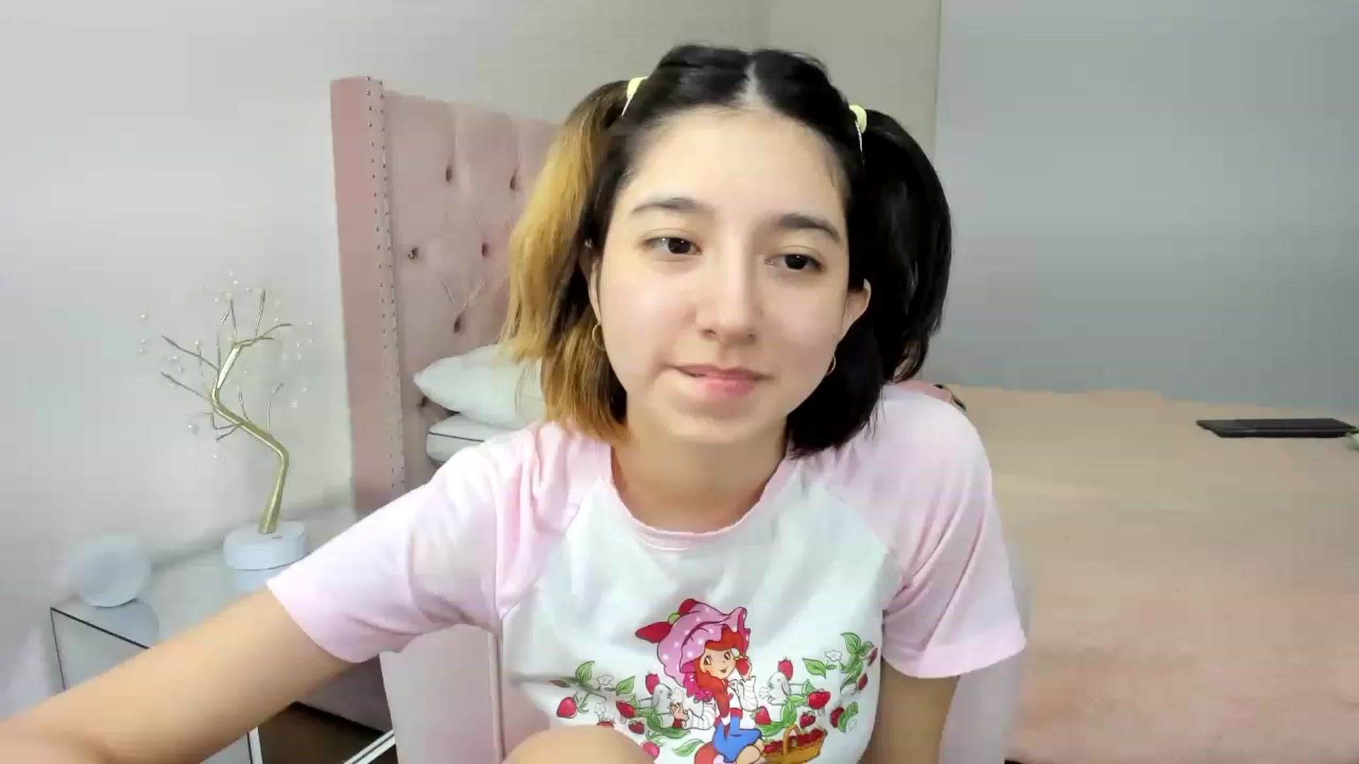 Gallery image thumbnail from Cherrycute666's myfreecams stream on, 11/19/2022, 03:30 image 10 of 20