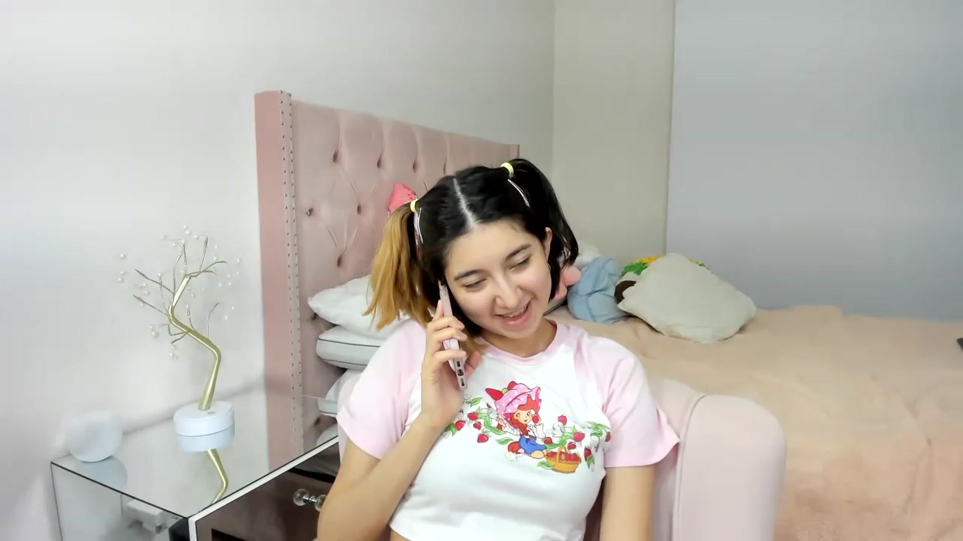 Gallery image thumbnail from Cherrycute666's myfreecams stream on, 11/19/2022, 06:00 image 19 of 20