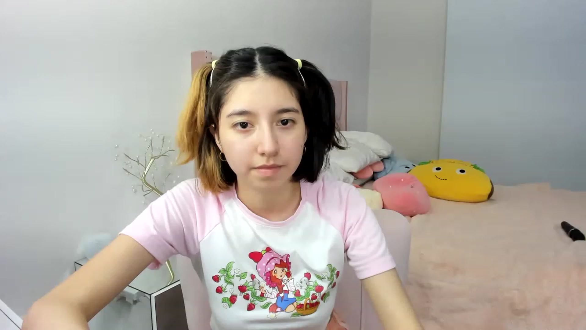 Gallery image thumbnail from Cherrycute666's myfreecams stream on, 11/19/2022, 09:21 image 13 of 20