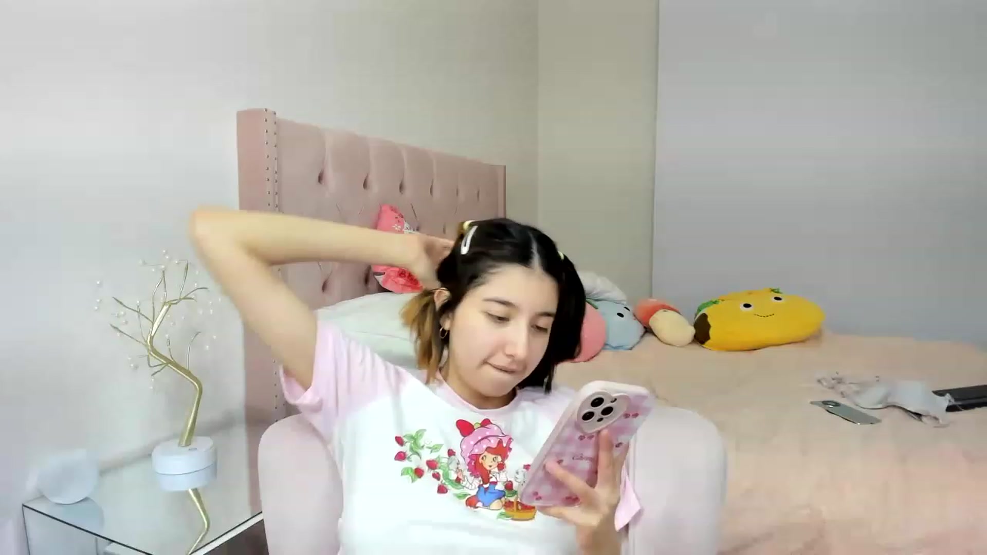 Gallery image thumbnail from Cherrycute666's myfreecams stream on, 11/19/2022, 13:04 image 10 of 20