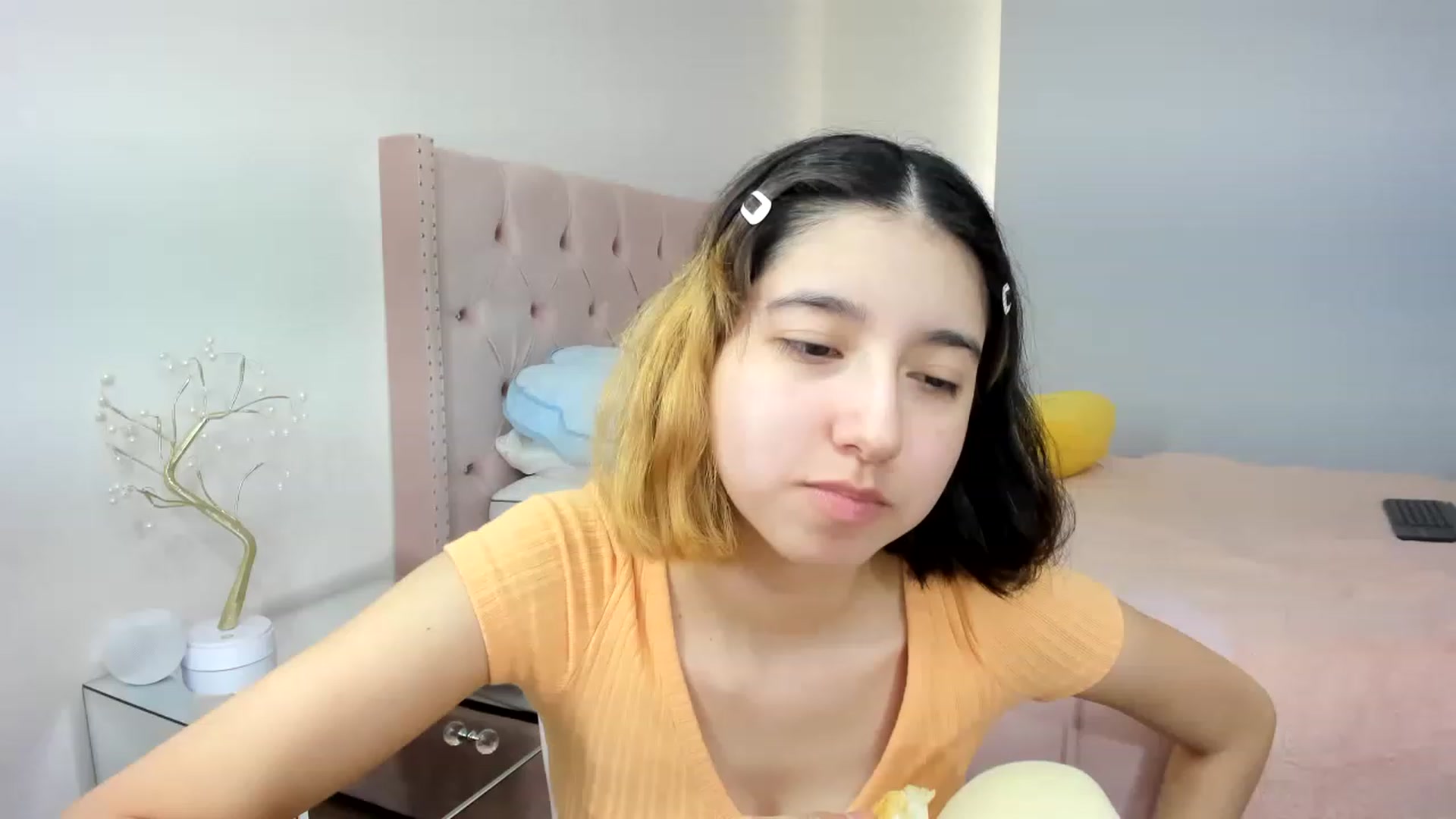 Gallery image thumbnail from Cherrycute666's myfreecams stream on, 11/20/2022, 15:33 image 15 of 20