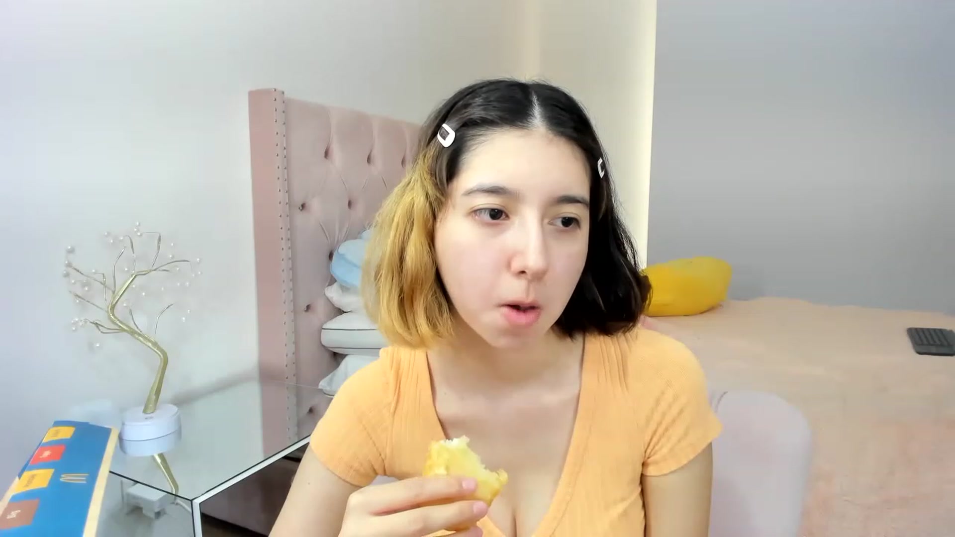 Gallery image thumbnail from Cherrycute666's myfreecams stream on, 11/20/2022, 15:31 image 12 of 20