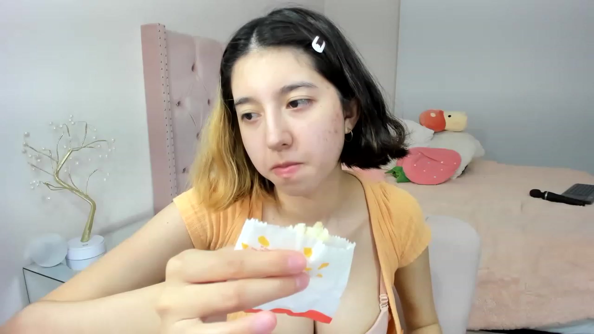 Gallery image thumbnail from Cherrycute666's myfreecams stream on, 11/21/2022, 12:16 image 14 of 20