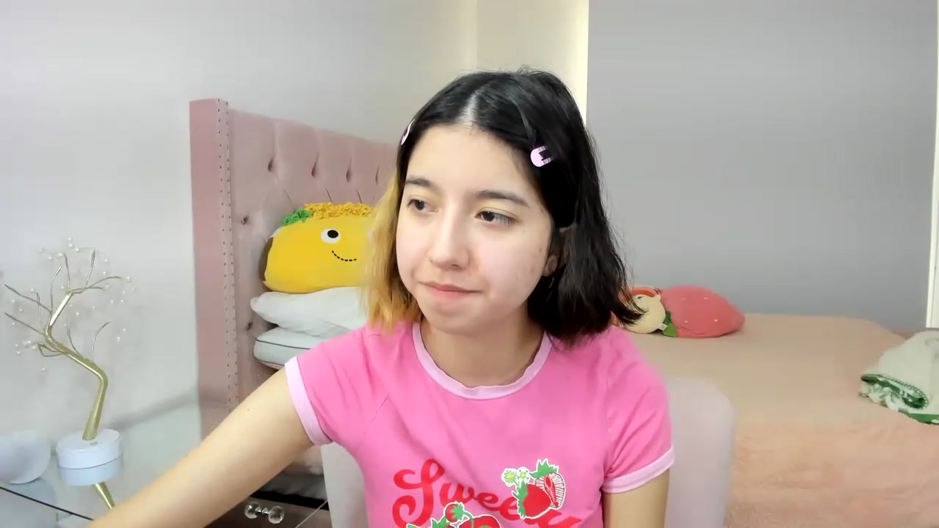 Gallery image thumbnail from Cherrycute666's myfreecams stream on, 11/23/2022, 19:11 image 5 of 20