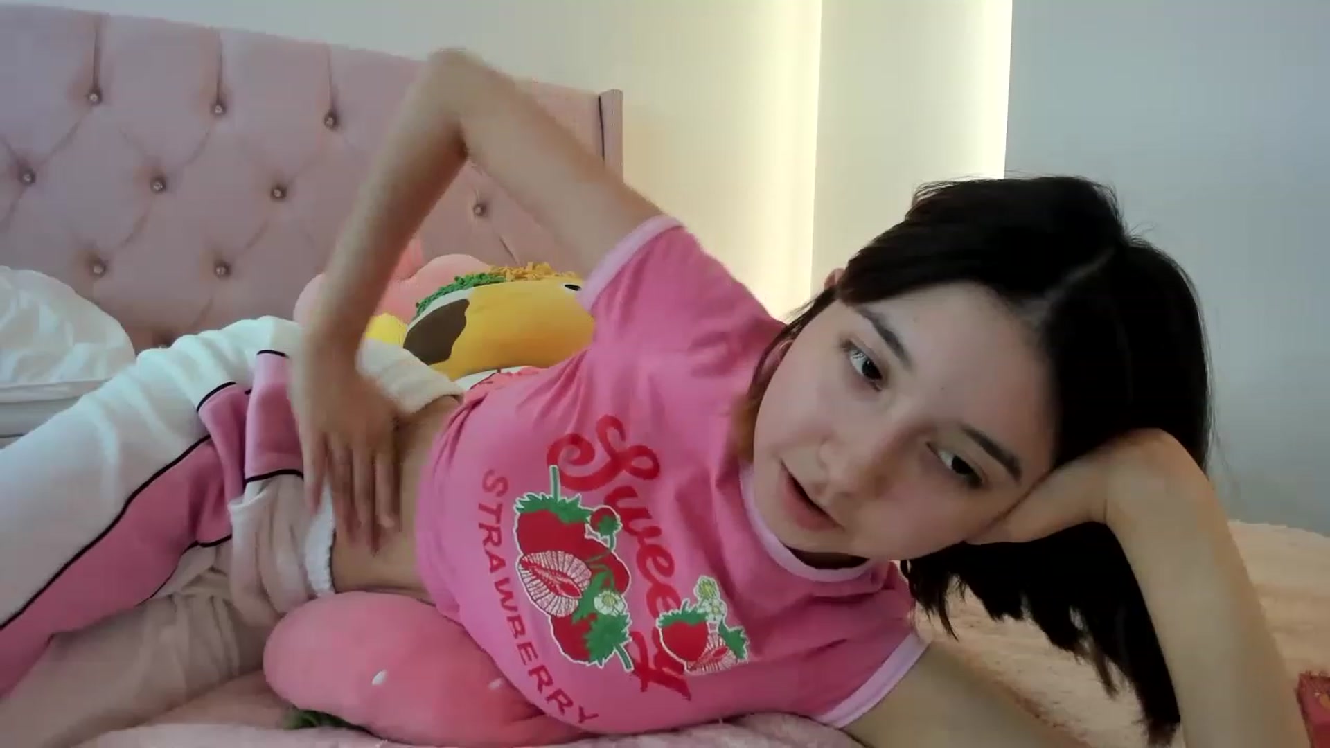 Gallery image thumbnail from Cherrycute666's myfreecams stream on, 11/24/2022, 24:15 image 16 of 20
