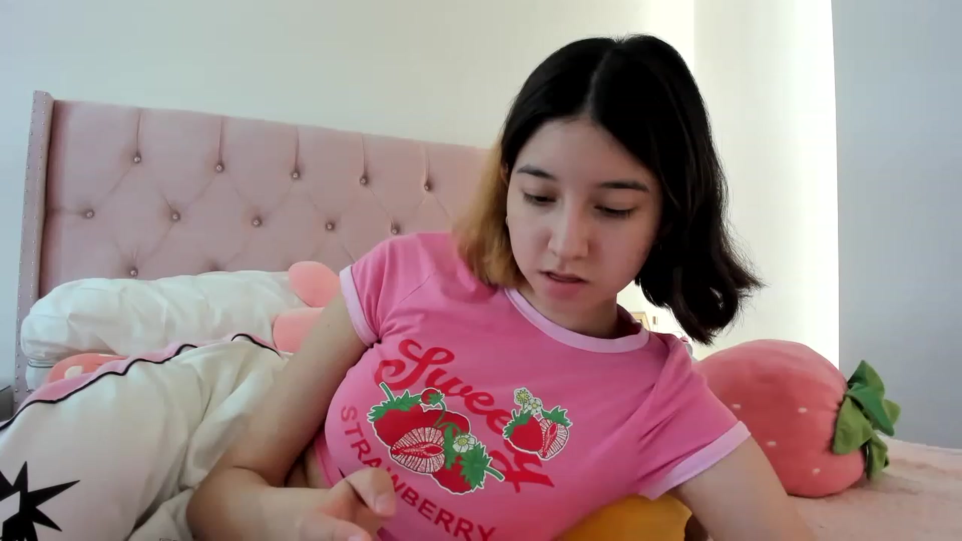 Gallery image thumbnail from Cherrycute666's myfreecams stream on, 11/24/2022, 24:15 image 11 of 20