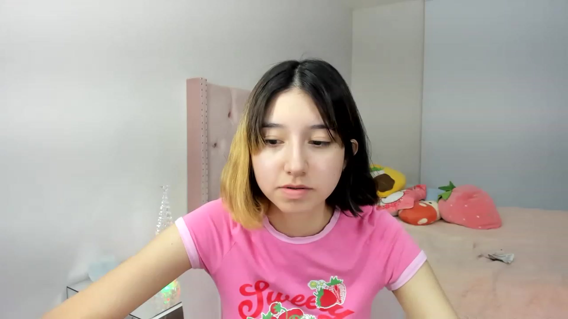 Gallery image thumbnail from Cherrycute666's myfreecams stream on, 11/24/2022, 24:58 image 6 of 20