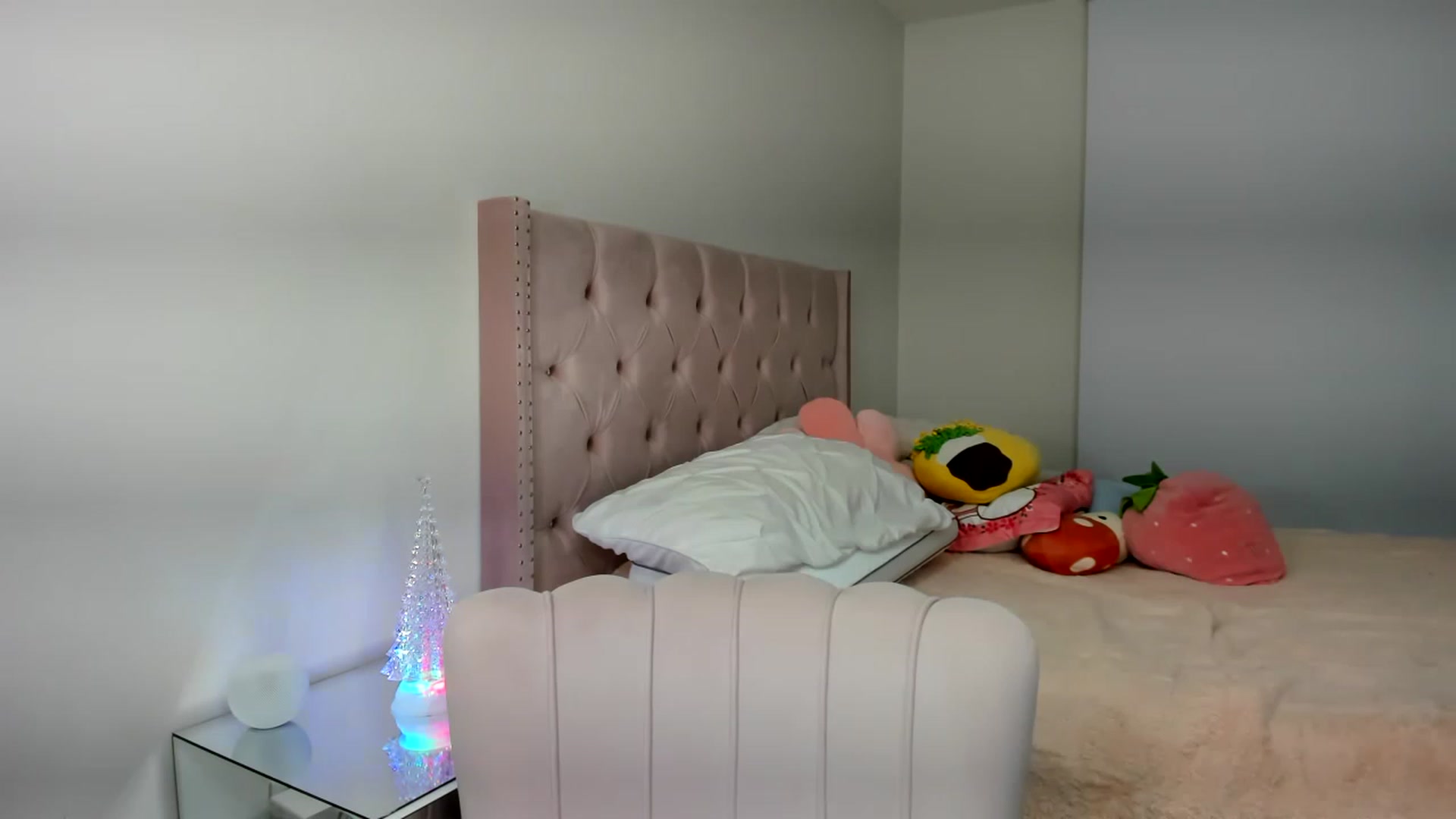 Gallery image thumbnail from Cherrycute666's myfreecams stream on, 11/24/2022, 24:58 image 10 of 20