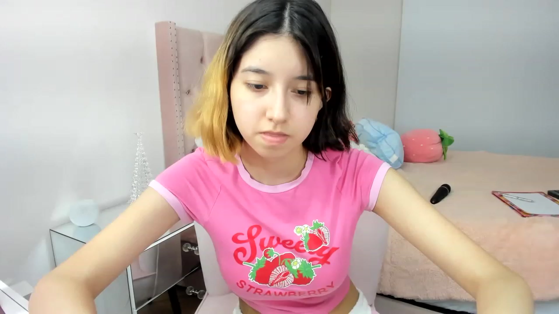 Gallery image thumbnail from Cherrycute666's myfreecams stream on, 11/24/2022, 06:06 image 19 of 20