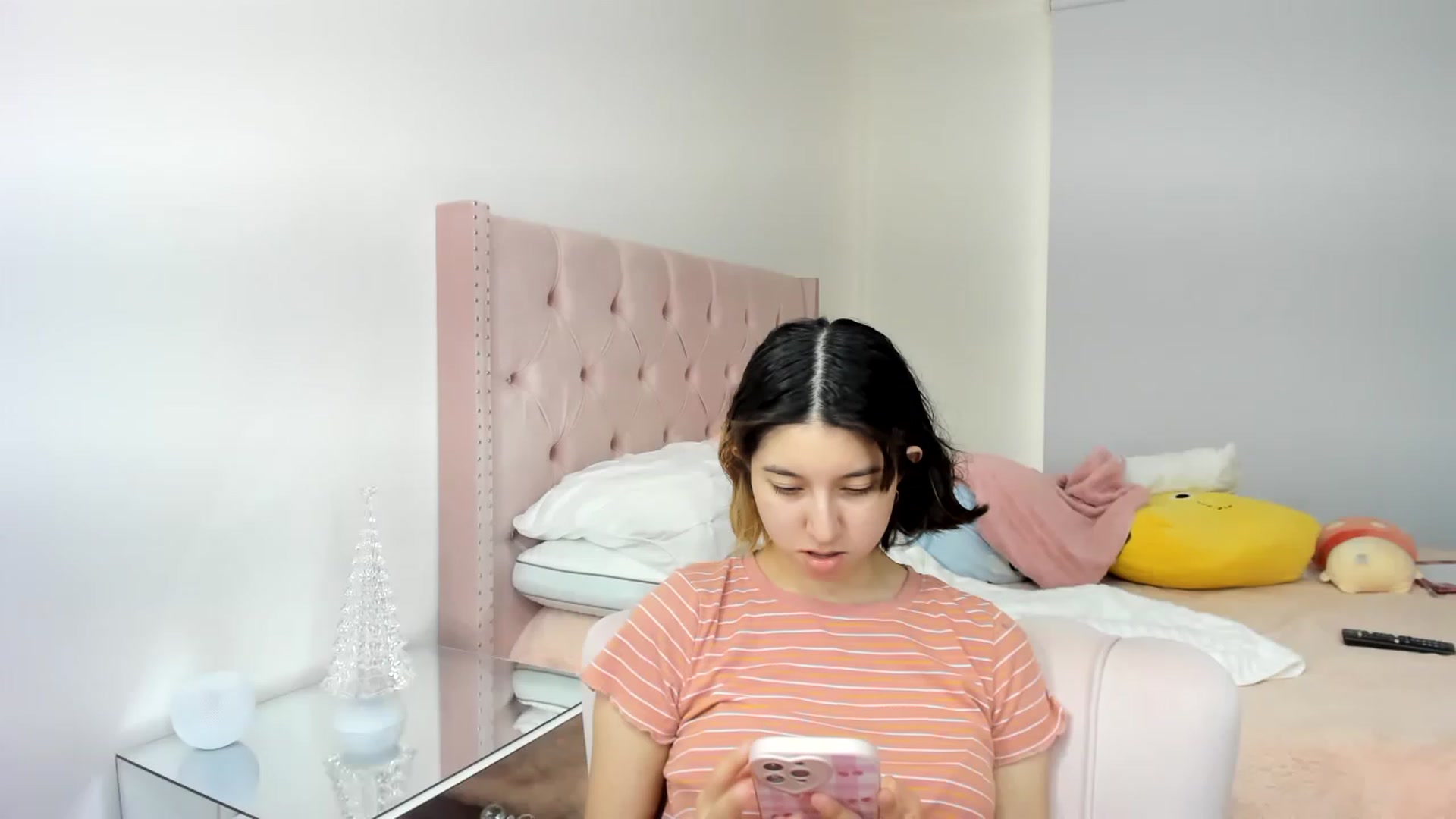 Gallery image thumbnail from Cherrycute666's myfreecams stream on, 11/24/2022, 13:31 image 18 of 20