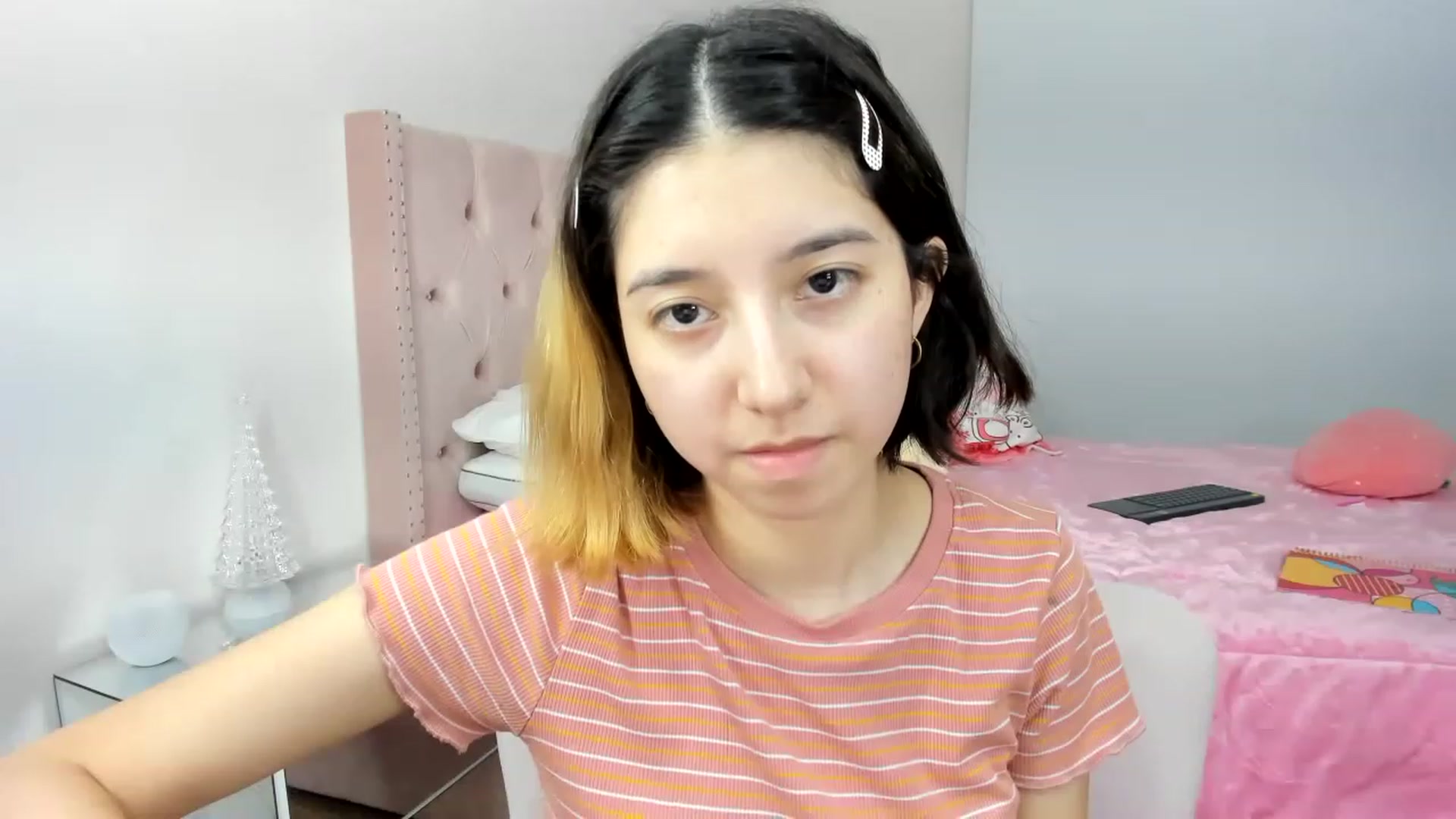 Gallery image thumbnail from Cherrycute666's myfreecams stream on, 11/25/2022, 07:32 image 16 of 20