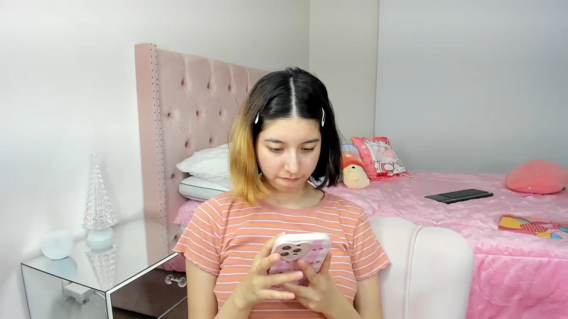 Gallery image thumbnail from Cherrycute666's myfreecams stream on, 11/25/2022, 07:32 image 18 of 20