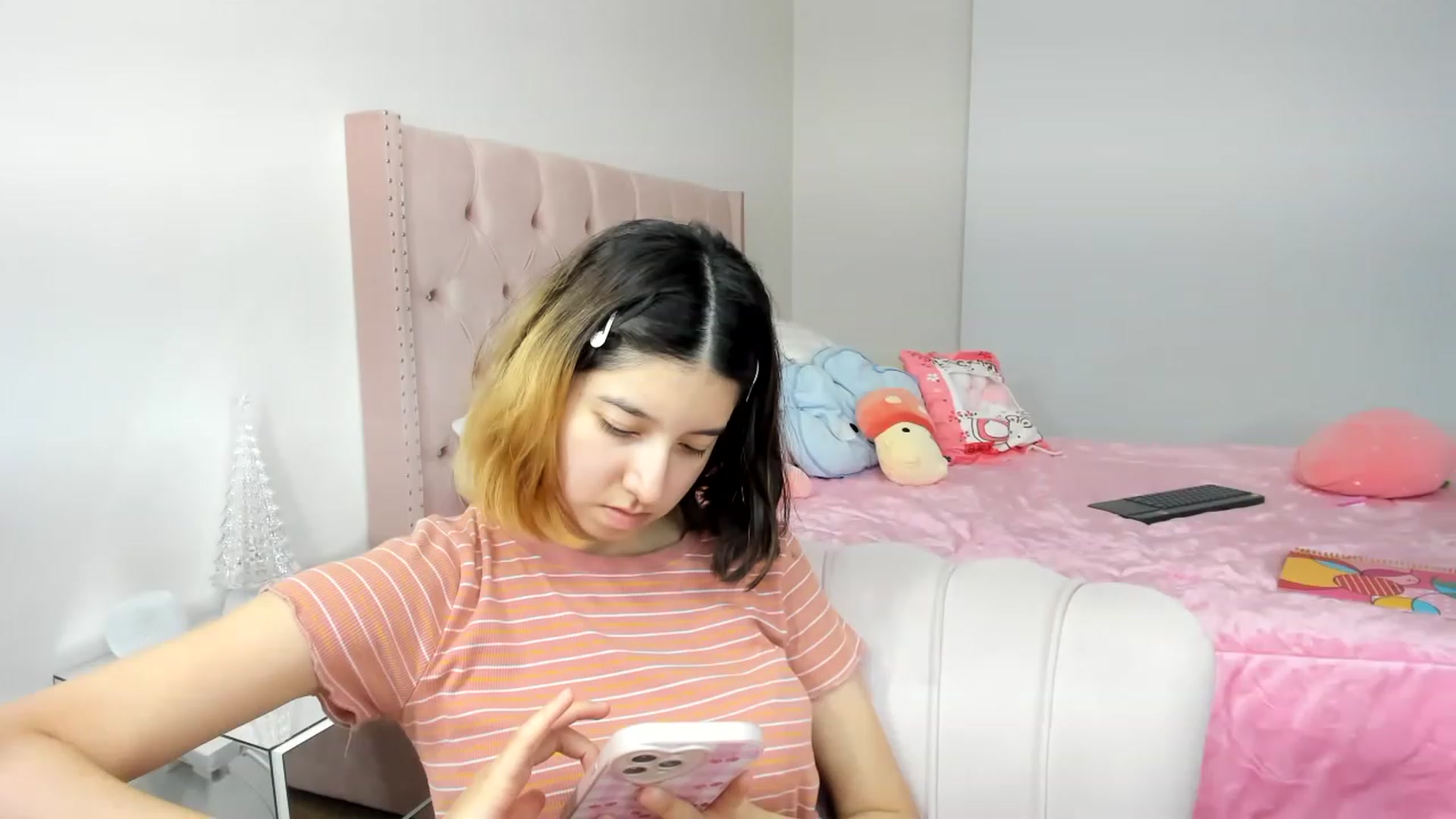 Gallery image thumbnail from Cherrycute666's myfreecams stream on, 11/25/2022, 07:32 image 20 of 20