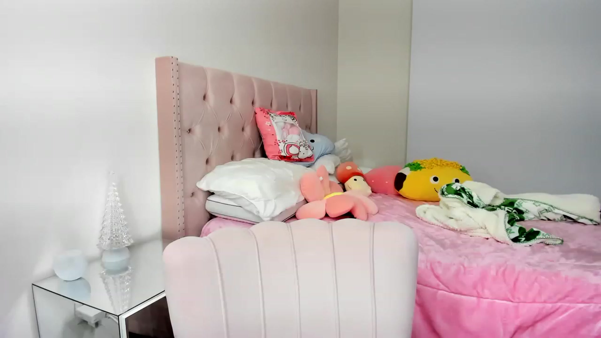 Gallery image thumbnail from Cherrycute666's myfreecams stream on, 11/26/2022, 03:01 image 2 of 20