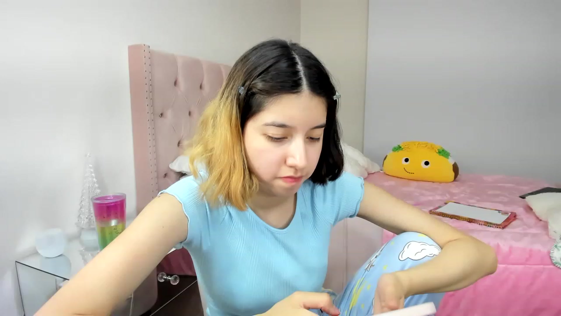 Gallery image thumbnail from Cherrycute666's myfreecams stream on, 11/26/2022, 08:30 image 14 of 20
