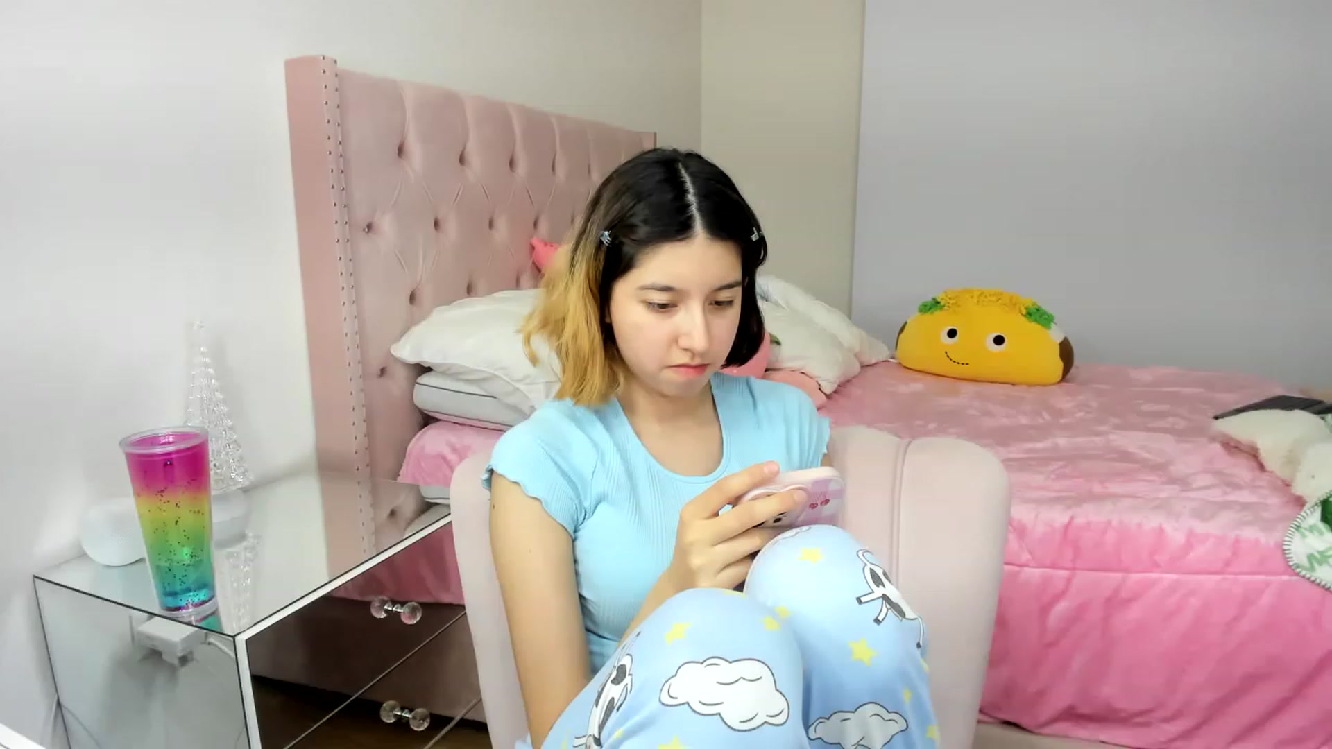 Gallery image thumbnail from Cherrycute666's myfreecams stream on, 11/26/2022, 08:30 image 1 of 20