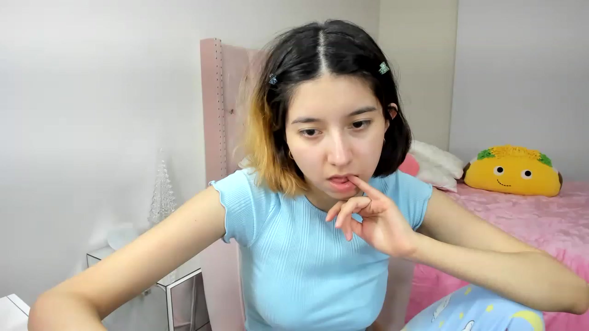 Gallery image thumbnail from Cherrycute666's myfreecams stream on, 11/26/2022, 11:00 image 12 of 20