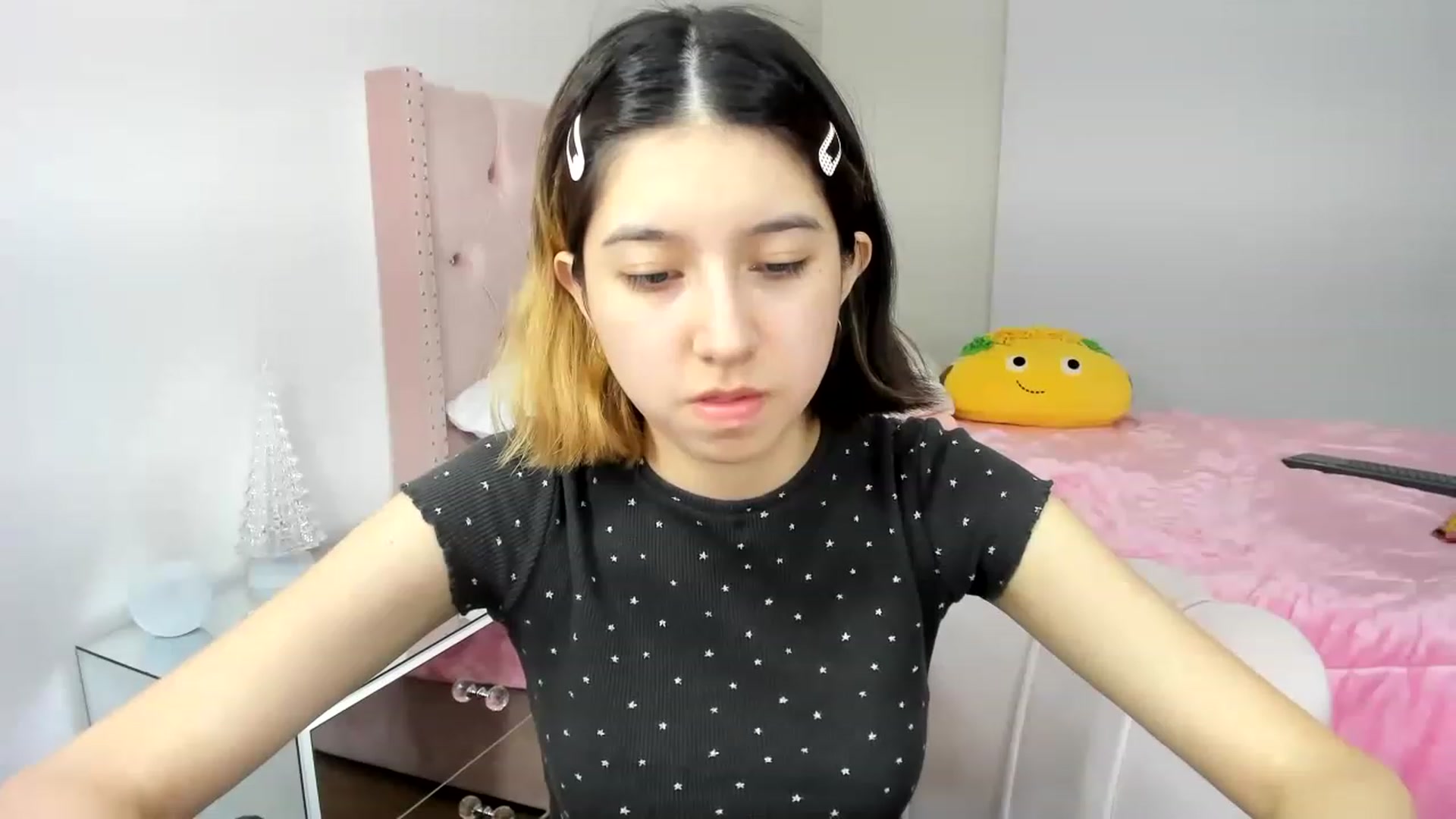 Gallery image thumbnail from Cherrycute666's myfreecams stream on, 11/27/2022, 03:05 image 5 of 20