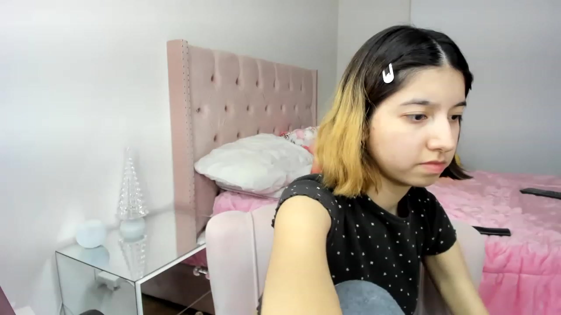 Gallery image thumbnail from Cherrycute666's myfreecams stream on, 11/27/2022, 03:05 image 18 of 20