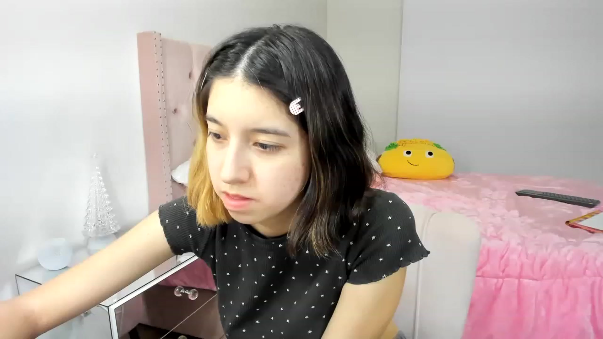 Gallery image thumbnail from Cherrycute666's myfreecams stream on, 11/27/2022, 03:05 image 11 of 20