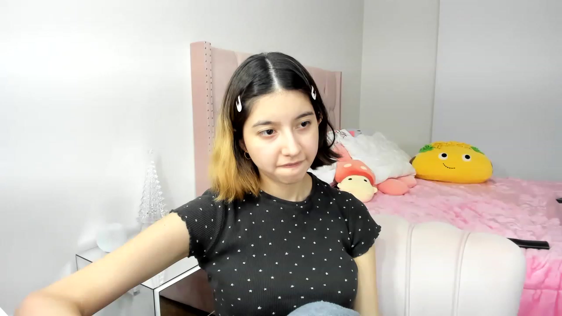 Gallery image thumbnail from Cherrycute666's myfreecams stream on, 11/27/2022, 03:05 image 19 of 20