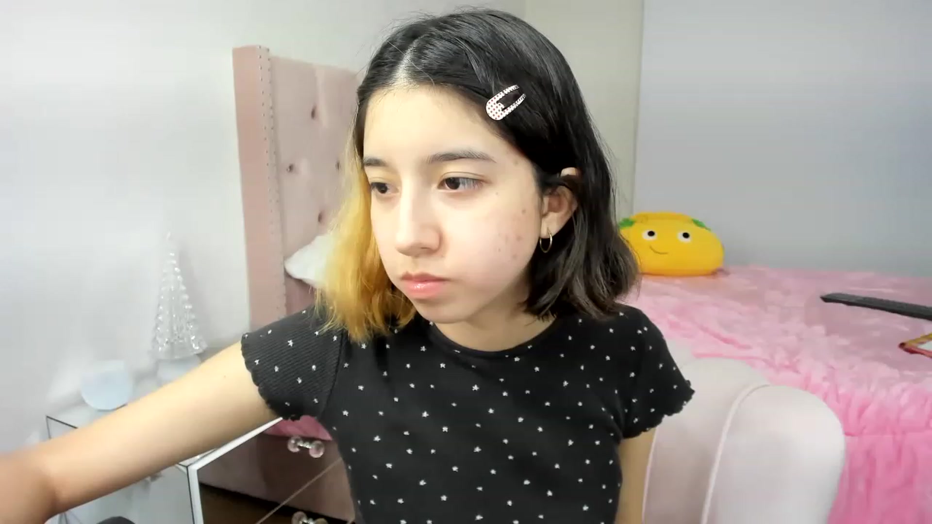 Gallery image thumbnail from Cherrycute666's myfreecams stream on, 11/27/2022, 03:05 image 10 of 20