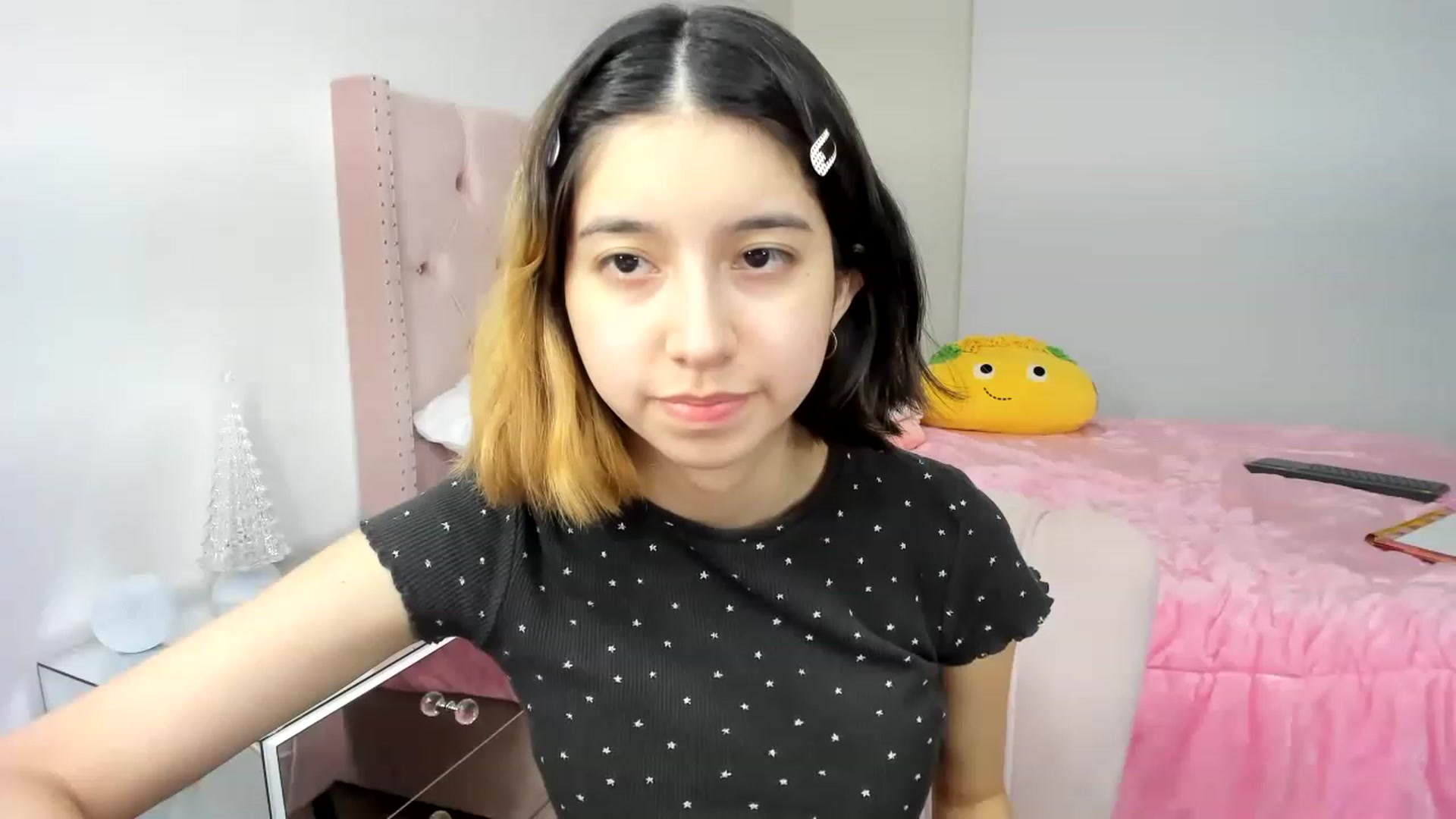Gallery image thumbnail from Cherrycute666's myfreecams stream on, 11/27/2022, 03:05 image 12 of 20