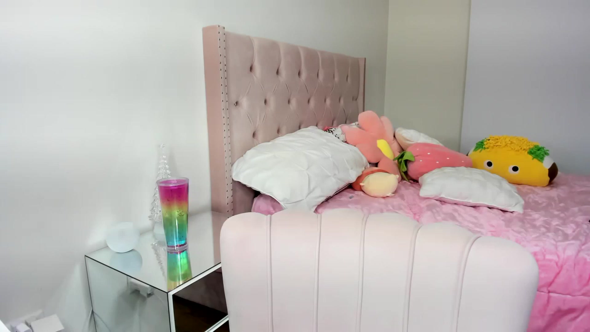 Gallery image thumbnail from Cherrycute666's myfreecams stream on, 11/27/2022, 07:33 image 13 of 20