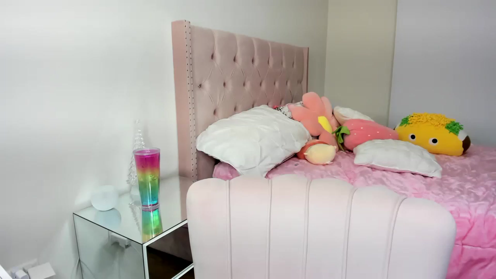 Gallery image thumbnail from Cherrycute666's myfreecams stream on, 11/27/2022, 07:33 image 10 of 20