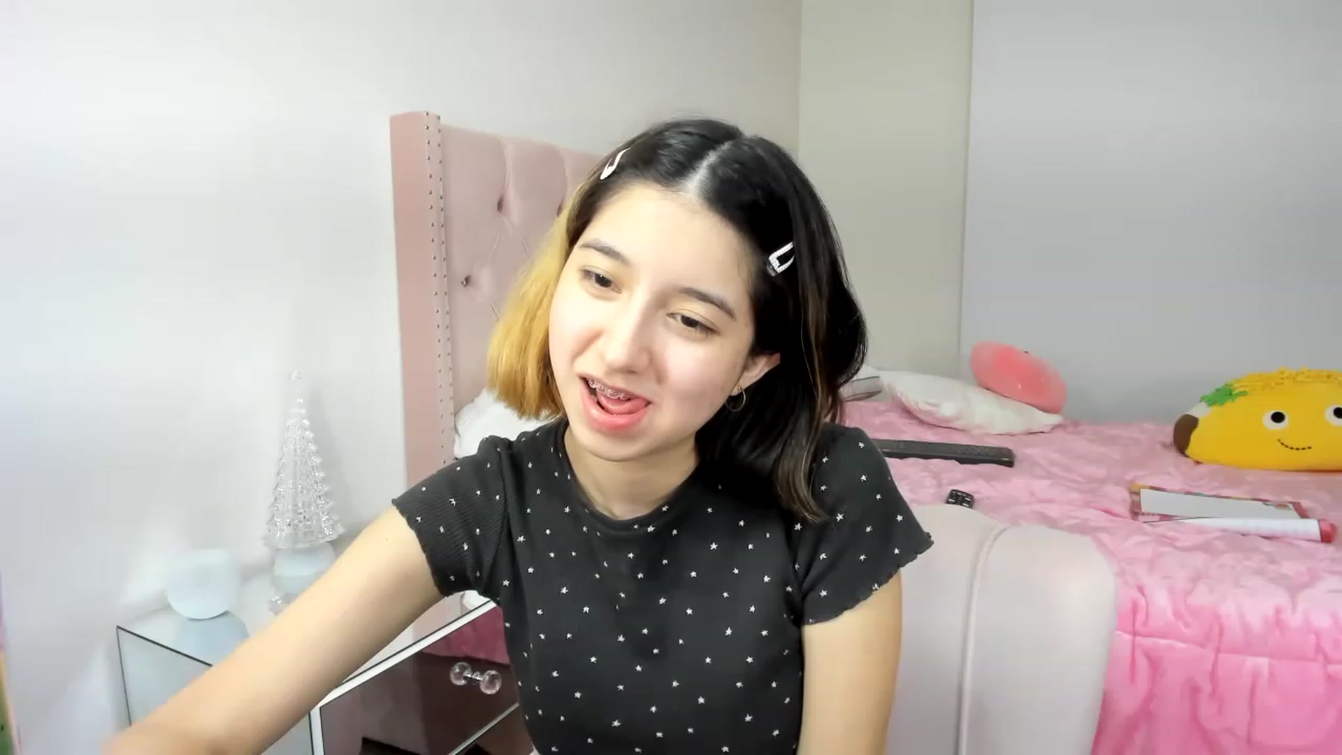 Gallery image thumbnail from Cherrycute666's myfreecams stream on, 11/27/2022, 14:11 image 11 of 20