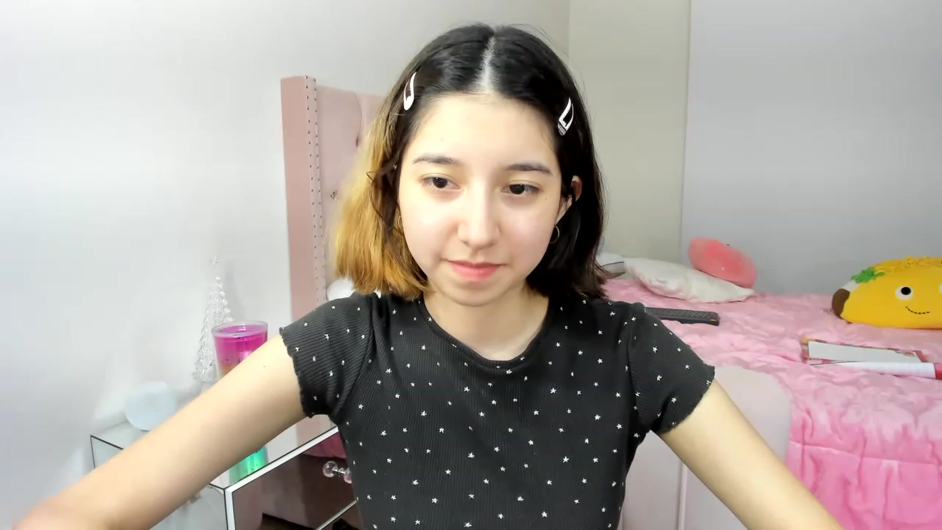 Gallery image thumbnail from Cherrycute666's myfreecams stream on, 11/27/2022, 14:11 image 14 of 20
