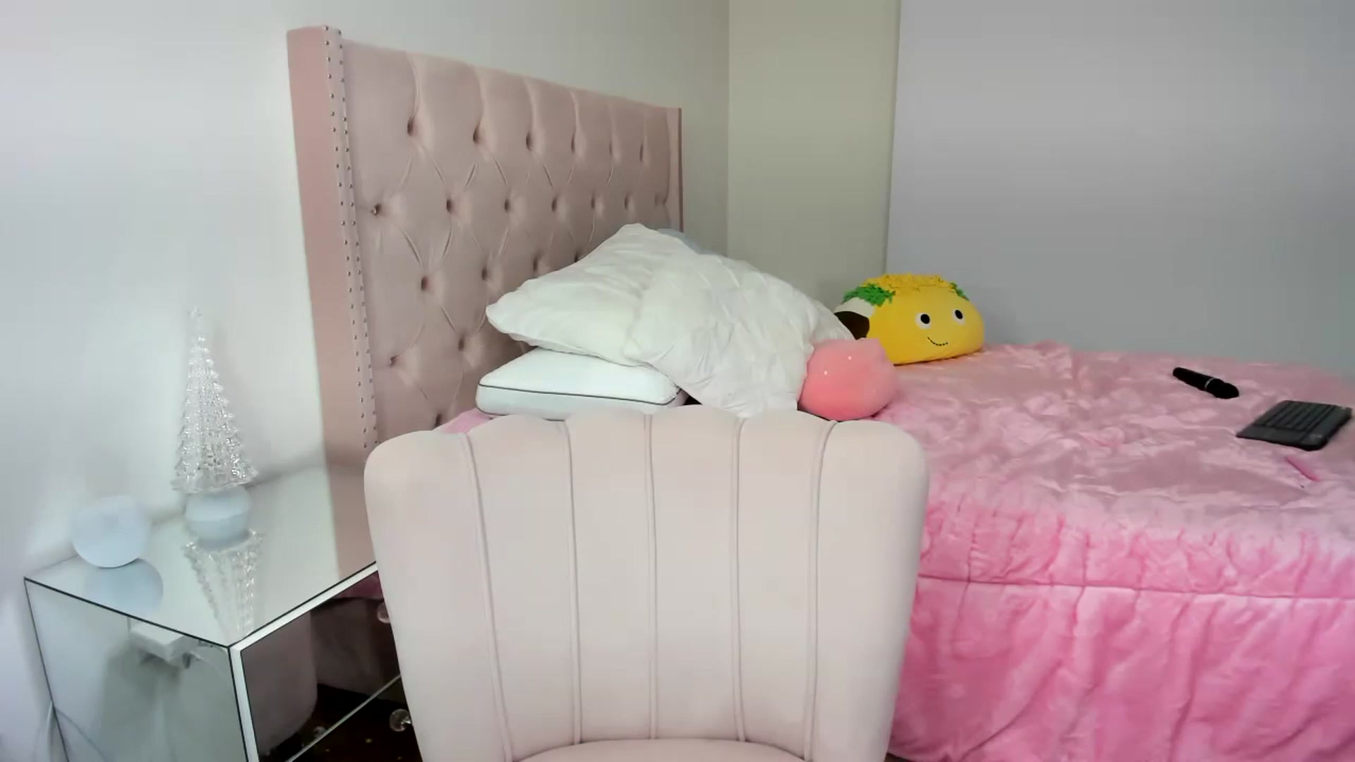 Gallery image thumbnail from Cherrycute666's myfreecams stream on, 11/28/2022, 07:02 image 12 of 20