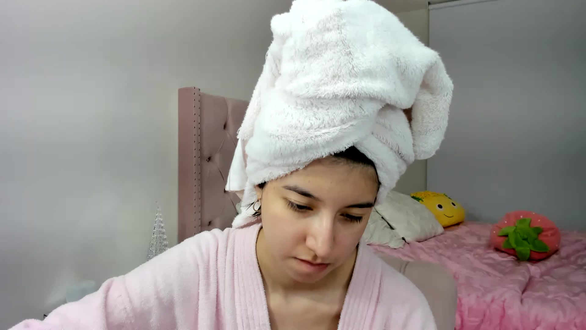 Gallery image thumbnail from Cherrycute666's myfreecams stream on, 11/28/2022, 10:32 image 11 of 20