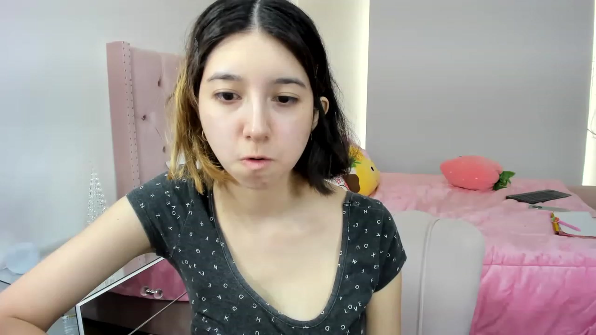 Gallery image thumbnail from Cherrycute666's myfreecams stream on, 11/30/2022, 21:29 image 16 of 20