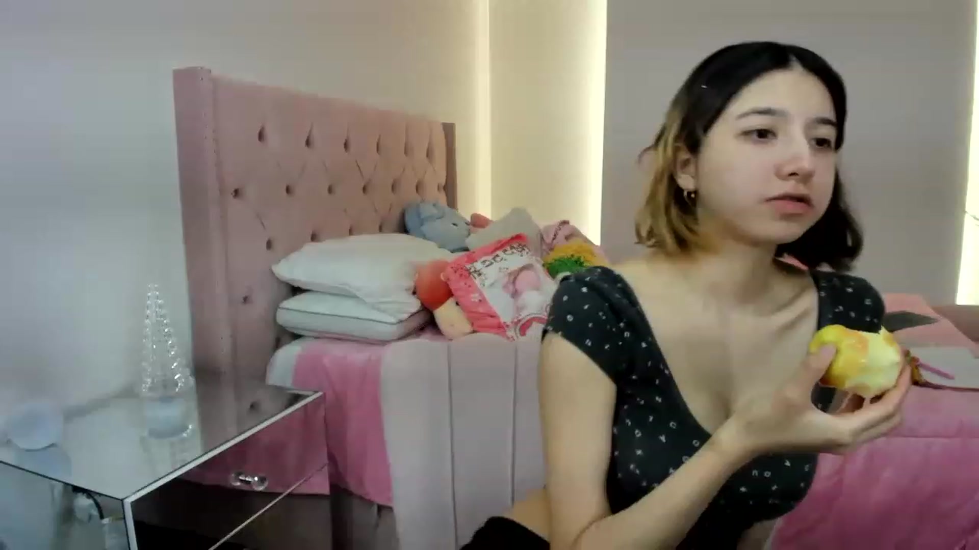 Gallery image thumbnail from Cherrycute666's myfreecams stream on, 11/30/2022, 21:29 image 10 of 20