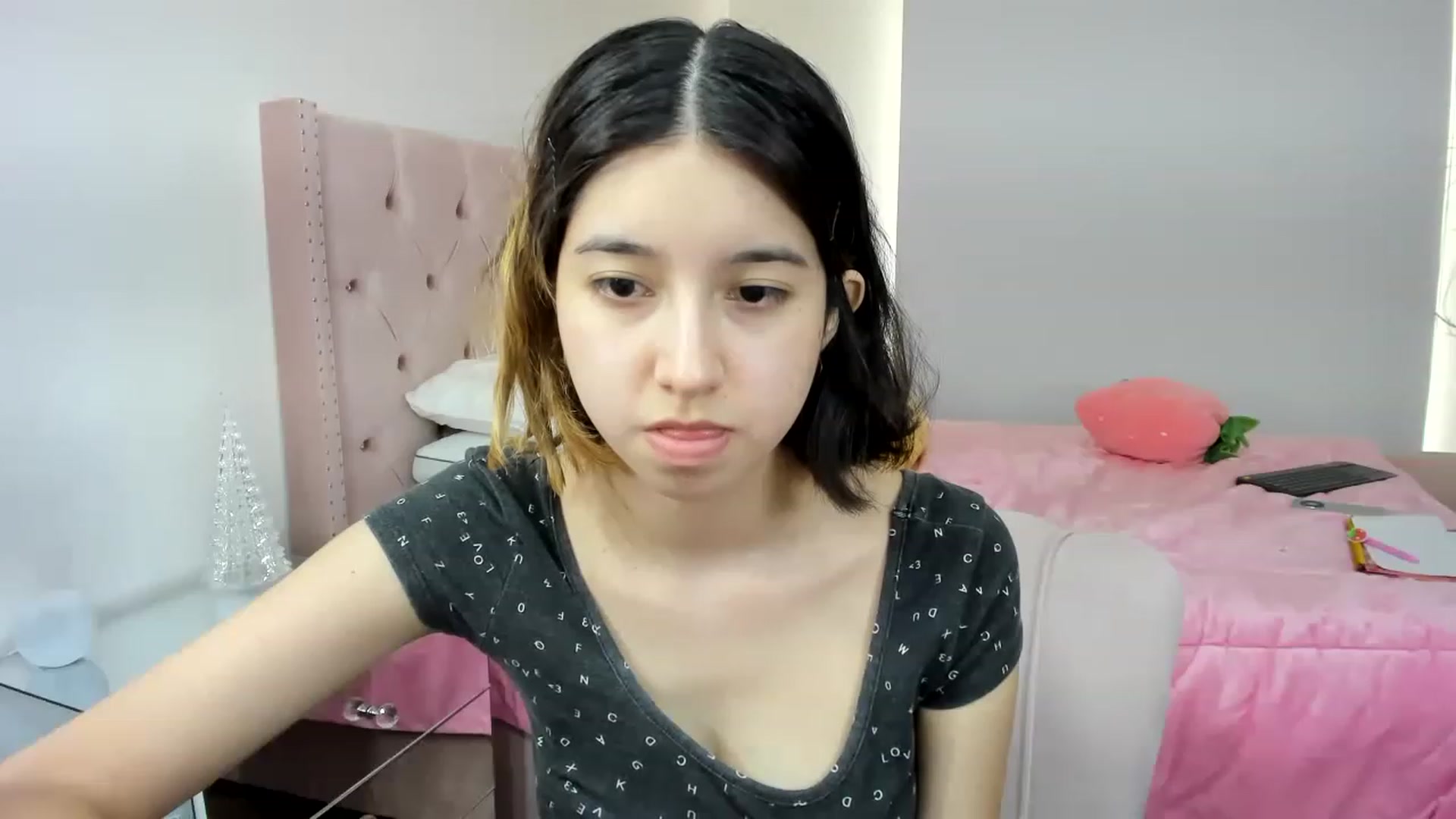 Gallery image thumbnail from Cherrycute666's myfreecams stream on, 11/30/2022, 21:29 image 18 of 20