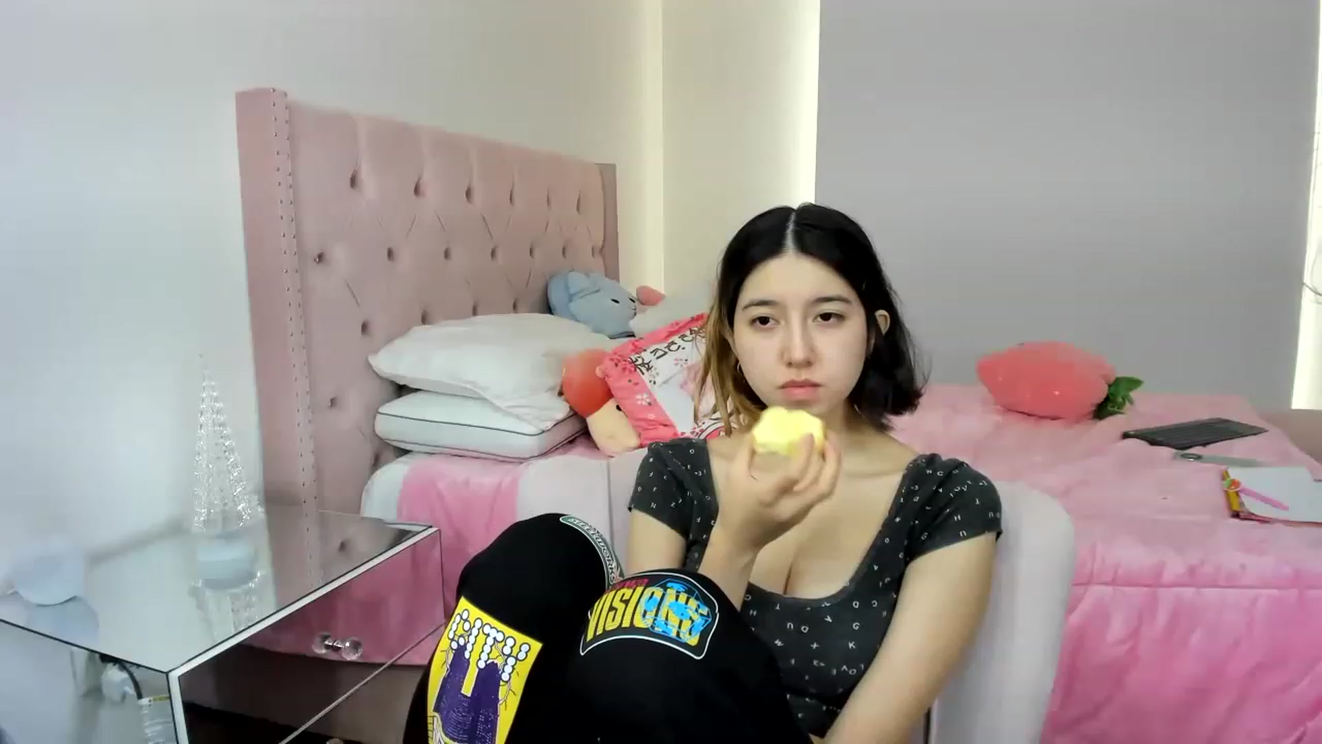 Gallery image thumbnail from Cherrycute666's myfreecams stream on, 11/30/2022, 21:29 image 12 of 20